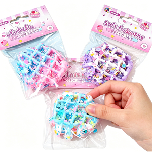 Giocattolo Morbido in Plastica a Forma di Waffle da 9cm, Antistress con Paillettes, Stili Multicolore per Bambini e Adulti, Solido Senza Liquido o Gel - Product Image 1