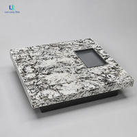 Table basse carrée en quartzite Luca Patagonia |   Plateau en pierre veinée de cristal noir poli avec socle noir mat, sur mesure pour villa et hôtel