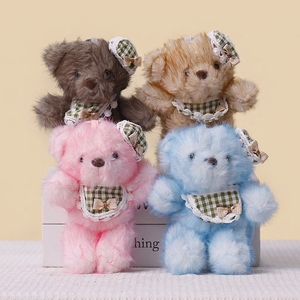 Orsetto di peluche all'ingrosso da 14 cm <span class=keywords><strong>con</strong></span> pelliccia lunga, portachiavi, ciondolo, bambola, orsetto di peluche OEM <span class=keywords><strong>con</strong></span> bavaglino a quadretti per negozi di articoli da regalo e distributori automatici - Product Image 1