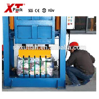 Machine d'emballage semi-automatique pour le recyclage textile / Machine à balles pour vêtements usagés / Machine à presser verticale hydraulique pour cartons