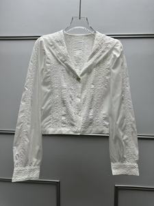 Chemisier pour femme vintage français, broderie ajourée lourde, coupe ample et ajustée, manches longues - Product Image 5