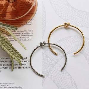 Bracelet jonc à nœud ouvert épais et fin, tendance, en acier inoxydable, plaqué or 18 carats véritable par placage sous vide, inaltérable - Product Image 3