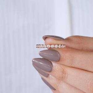 Bague d'éternité moderne en or rose 14 carats avec moissanite taille ronde, sertie élégante, pour femme, bijou minimaliste à superposer - Product Image 2