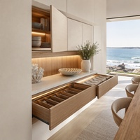 Buffet de salle à manger intégré de style côtier australien moderne avec crédence en marbre blanc pour villa en bord de mer
