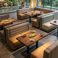Ensemble table et chaises en bois pour grand restaurant, design moderne, avec banquette en cuir et bois, mobilier de restauration
