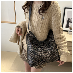 2025 nouveau rétro motif léopard mode personnalisé noir/marron/kaki grande capacité sac à bandoulière femmes sac fourre-tout - Product Image 5