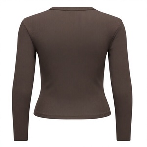 T-shirt décontracté marron à manches courtes en maille pour femme, col rond, coupe ajustée, avec boutons écologiques en diamant, 100 % coton - Product Image 4