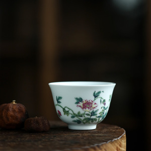 Elegante Taza de Té Kung Fu de Cerámica China con Diseño de Caligrafía de Rosas y Cubo de Flores Rojas Horneadas, Exclusiva para Personajes - Product Image 1
