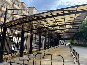 Abri <span class=keywords><strong>de</strong></span> voiture moderne en aluminium imperméable avec toit en polycarbonate pour le stationnement en extérieur - Product Image 5