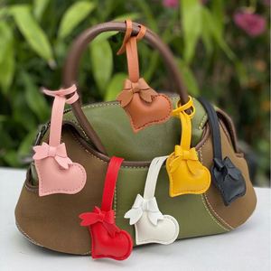 YY Fashion Llavero de Cuero con Dijes de Corazón y Lazo, Accesorios Bonitos para Bolsos y Carteras - Product Image 1