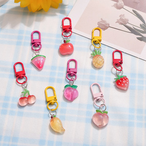 Set de Llaveros de Resina con Mini Frutas Brillantes, Lindos Llaveros Coloridos con Mosquetón y Dijes de Sandía, Manzana y Mango para Decoración de Bolsos - Product Image 3