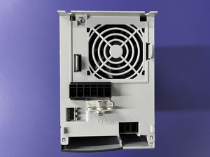 Variateur de fréquence VLT Midi Drive FC-280 Série 134U2986 FC-280P7K5T4E20H1BXCXXXSXXXXAX 7,5 kW/10 CV 3PH 380-480 VAC VFD - Product Image 2