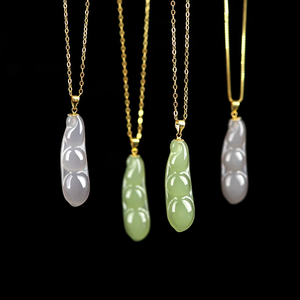 Pendentif en jadéite naturelle ancienne et en jadeite « Four Seasons Bean » et « Festival Bean », serti d'or 18 carats avec pendentif de collier en jadéite - Product Image 4