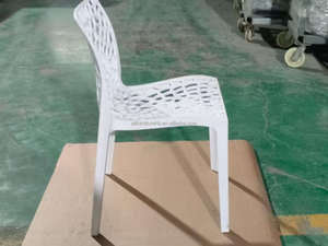 Chaise en plastique élégante avec des trous artistiques, chaise élégante et utile pour les espaces magnifiques et les zones commerciales - Product Image 4