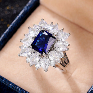 Anello con Accento Blu per Donne, Elegante Stile Intarsiato, Accessorio Moderno da Dito - Product Image 2