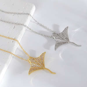 Collier Pendentif Raie Manta de Luxe Plaqué Or 18K avec Zircons Cubiques, Chaîne en Laiton Effet Givré Motif Queue de Poisson, Bijou en Laiton pour Femme, Cadeau d'Été - Product Image 2