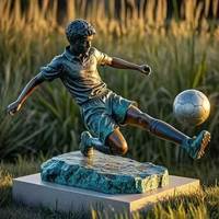 Sculpture de figurine de footballiste adolescent en bronze poli sur mesure, œuvre d'art grandeur nature, modèle de logo pour rue commerciale et place