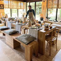 Table en bois massif vous permettant de l'agrandir, du coin d'entrée à une table de banquet pouvant accueillir 12 personnes