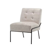 Fauteuil de salon élégant et luxueux avec coussins confortables, structure durable et design intemporel, idéal pour la relaxation et la lecture