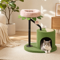 Arbre d'activités pour chat de petite taille avec base verte, perchoir rose, colonnes métalliques robustes et jouet en sisal