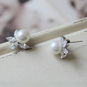 Eleganti Orecchini a Perno in Stile Coreano con Perle Finte e Motivi Floreali, Gioielli Chic Francesi Minimalisti per Donna, Uso Quotidiano e Regalo - Product Image 5