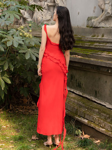 Vestido de Noche Rojo Antiestático con un Solo Hombro Descubierto, Volantes y Abertura Alta, Ideal para Novias y Banquetes - Colección Note of Love - Product Image 3