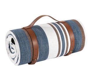Meilleure vente : Tapis de pique-nique extra large, léger, imperméable, personnalisé avec poignées - Product Image 1