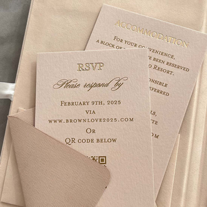 بطاقة دعوة زفاف فاخرة بتصميم عتيق وحافظة تذكارية أنيقة، مزخرفة بنقش بارز من الذهب وحرف أحادي مطبوع بتقنية النقش الغائر، ومغلفة بمخمل - Product Image 4