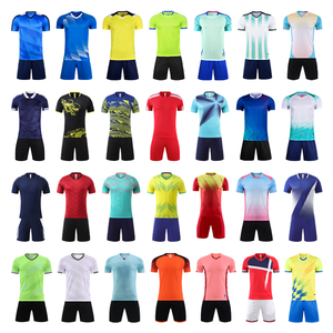 เสื้อฟุตบอลประเภท FCB เสื้อฟุตบอลลายทางสีน้ำเงินแดงพิมพ์โลโก้ที่กำหนดเองผ้าระบายอากาศสำหรับผู้ชายแฟนเยาวชนสั่งซื้อจำนวนมาก - Product Image 3