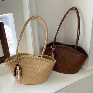 Sacs à bandoulière spacieux en paille naturelle tressée, style bohème rustique, avec perles en bois et pompons, faits à la main - Product Image 3