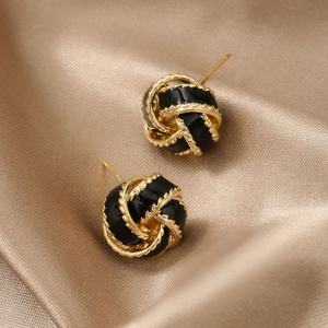 Boucles d'oreilles clous en alliage de zinc plaqué or, style rétro français haut de gamme, en forme de cœur, tendance pour femme, Nouvel An, automne/hiver - Product Image 2