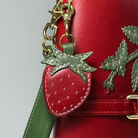 Pochette de luxe rectangulaire de créateur, style rétro, rouge foncé vif, avec logo personnalisé, fermeture à sangle frontale, type couverture de livre
