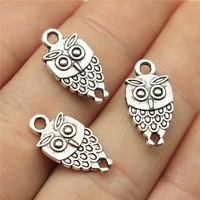 Pendentif breloque hibou sage 19x9mm en alliage de zinc argent antique à 1 boucle pour collier Woodland