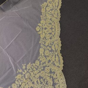 Mantilla de Encaje Español Blanco con Bordado Dorado, Manteleta Fallera Blanca - Product Image 4