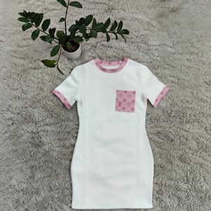 ชุดเซ็ตเสื้อแขนสั้นพิมพ์ลายนูนดีไซน์เนอร์สำหรับผู้หญิงฤดูร้อนใหม่ 2 ชิ้น กางเกงขาสั้นทรงลำลองหรูหราสง่างาม ทรงปกติ ยาวเหนือเข่า - Product Image 5