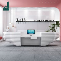 Bureau de réception moderne minimaliste incurvé et irrégulier en laque avec tiroir pour clavier et trou pour câbles, idéal pour salon de beauté, bar ou hall d'entrée