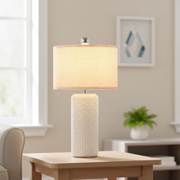 Lampe de table moderne en céramique blanche avec abat-jour en lin, base embossée, douille E26, 23 pouces, lampe de chevet pour chambre à coucher, salon, décoration