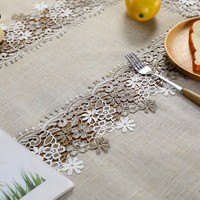 Nappe de table rectangulaire au design simple et élégant pour restaurant, en lin imprimé avec broderie en dentelle et ourlet festonné, idéale pour les magasins de vêtements et les mariages