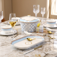 Service de vaisselle en porcelaine fine avec bord doré, motif bleu et blanc, assiettes occidentales personnalisables OEM ODM pour la salle à manger à domicile