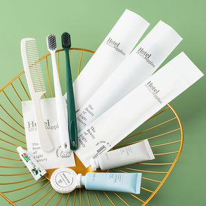 Ensemble d'articles de toilette jetables de luxe en gros pour les séjours à domicile, comprenant une brosse à dents, des chaussons, un peigne, du savon, impression personnalisée - Product Image 3