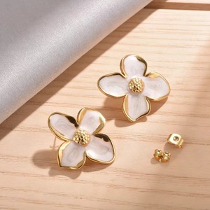Boucles d'oreilles minimalistes plaquées or 18 carats avec fleur en émail, style français, 4 pétales, bijoux d'oreille à goutte d'huile, pour usage quotidien - Product Image 2