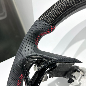<span class=keywords><strong>Volante</strong></span> de Fibra de Carbono Brillante de Alta Calidad para <span class=keywords><strong>el</strong></span> Moderno Genesis Coupe, con Cuero Perforado y Franjas Rojas - Product Image 5