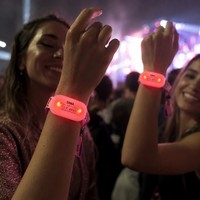 Bracelet LED Longstargift en gros OEM 433 MHz avec télécommande, éclairage multicolore pour stades, événements sportifs, et soutien des supporters