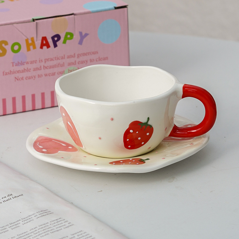 Tasse et assiette rouges