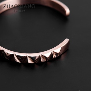 Bracelets Joncs Classiques pour Femmes en Acier Inoxydable, Bijoux Tendance 2024, Bracelet en Titane pour Hommes – Vente en Gros - Product Image 4