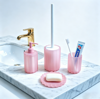 Ensemble d'accessoires de salle de bain en résine givrée côtelée rose, directement de l'usine : distributeur de lotion, porte-brosse WC, gobelet, porte-savon