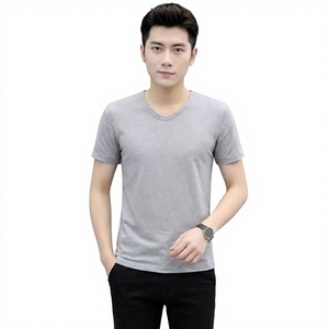เสื้อยืดแขนสั้นผู้ชาย คอวี ผ้าไอซ์ซิลค์ ลำลอง สีพื้น ทรงเข้ารูป สวมใส่สบายๆ ทุกวัน เหมาะสำหรับวัยรุ่น วัยหนุ่ม ออกกำลังกาย - Product Image 1