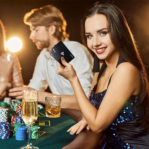 उपहार बॉक्स प्लास्टिक सामग्री अनुकूलन योग्य लोगो के साथ पेशेवर कस्टम मुद्रित ब्लैक गोल्ड फ़ॉइल पोकर प्लेइंग कार्ड - Product Image 6