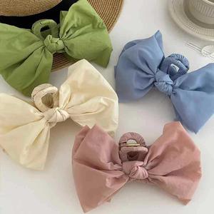 Pinza de Pelo con Lazo Antideslizante para Mujeres y Niñas, Moderna, de 13 cm, con Tela de Color Caramelo y Plástico - Product Image 6