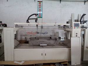 Machine à cinq axes personnalisée pour la pulvérisation de produits ronds carrés en verre plat pour boîtier d'ordinateur - Product Image 4